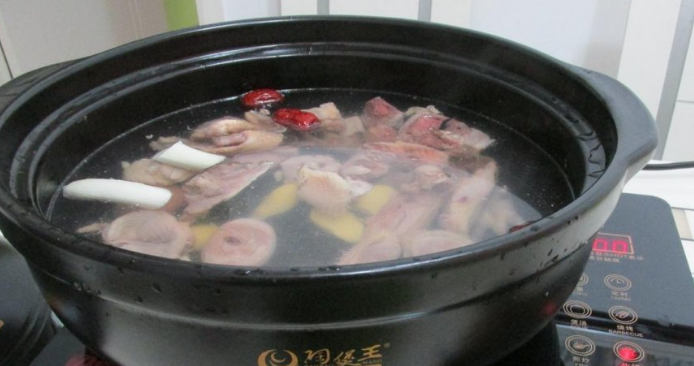 在家做火锅你知道怎样做汤底吗?其实很简单就可以做的很好吃