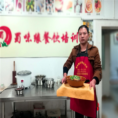 学员做麻辣烫