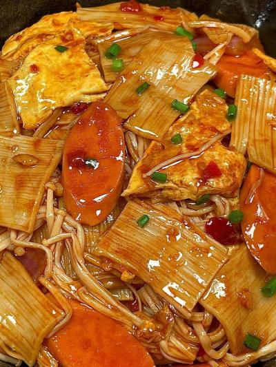 铁板炒冷面技术培训哪里好？蜀味缘专业教学，助您轻松创业！