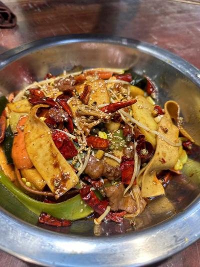 麻辣香锅技术培训班多少钱？【蜀味缘培训】2025年学费全解析