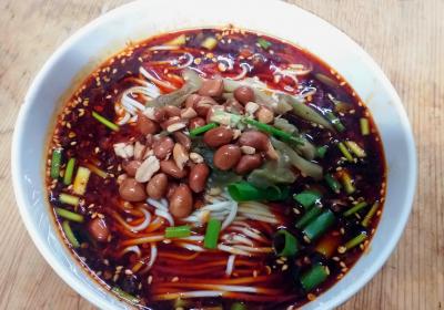 重庆小面技术培训哪里比较好？蜀味缘小吃培训学校深度解析