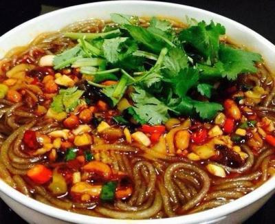 重庆酸辣粉技术培训哪里比较好？蜀味缘餐饮技术培训学校深度解析