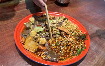 重庆麻辣烫技术培训学校哪家好？蜀味缘餐饮培训班一对一教学