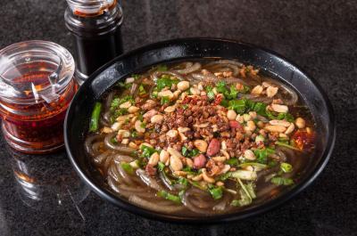 专业酸辣粉技术培训班在哪里？蜀味缘餐饮培训学校比较正宗
