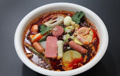 正宗麻辣烫技术培训去哪学？蜀味缘小吃培训学校一对一教学